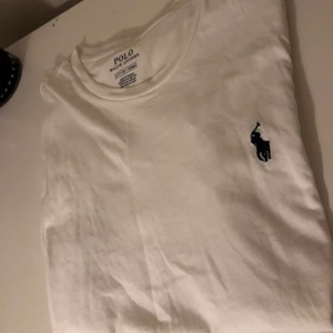 Ralph Lauren tröja - En fin polo Ralph Lauren tröja som är använd ca 2 gånger. Så gott som nyskick! Säljer pga att den inte kommer till användning. Kunden står för frakt 🤎