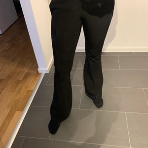 Kostymbyxor  - Kostymbyxor som är bootcut, sitter bra på mig som är 172cm och stl är 36