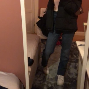 Straight jeans - Säljer dessa skitsnygga jeans från bikbok då de är ganska för långa för mig. Jag är 156cm ish och behöver vila upp byxorna en bra bit. Tror nästan de hade kunnat passa någon som är högst 170 eller kortare. (Sparsamt använda, du står för frakten)🤎