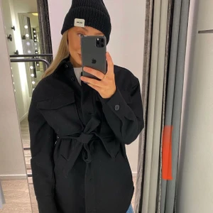 Svart bikbok kappa - En super snygg vår kappa nu till våren i storlek M säljer pga har två har inte tagit upp den ur påsen ens jätte skön Orginal pris är 699kr storleken passar både M/S (skriv till mig för mer info)lånad bild