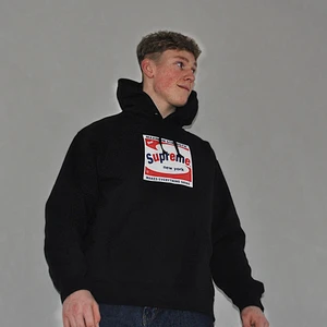 Supreme SS21 Hoodie  - Hej säljer en helt ny Supreme Hoodie den är bara använd för att ta bilderna. Det är riktigt bra kvalitet och sitter riktigt bra. Modellen är L, och ja den är äkta kvitto finns 