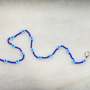 Halsband med blommor.  - Blått halsband med blommor! 65kr  inkl frakt! 