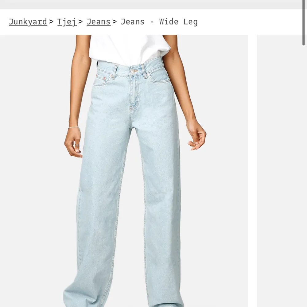 Älskar dessa men har tyvärr vuxit ur dem :(( perfekta jeansen som passar till alla tillfällen💕 köpta på junkyard runt augusti 2020. Använda men har inga fel alls! Dessa sitter otroligt bra baktill!. Jeans & Byxor.