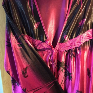 Morgonrock - En riktigt fet tunn morgonrock eller strand kläder. Kan bara lägga upp 2 bilder för annars laggar Plick men riktigt fina mönster, fler bilder finns 