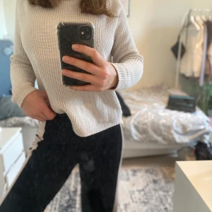 Stickad beige tröja - Denna stickade beiga tröjan är i en fin färg, men är tyvärr för stor för mig, passar ca. medium. Köparen står för frakten!❤️