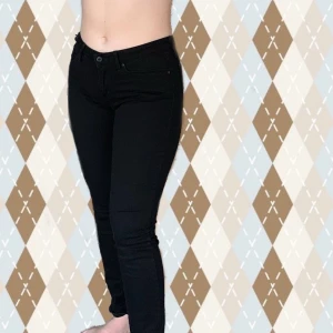 Levis Jeans - Svarta tighta Levis jeans i storlek W30. Supersköna och stretchiga! 