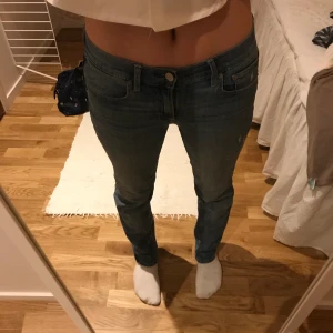 Gap jeans som är lite utsvängda - Ett par GAP jeans som knappt är använda. Jättebra skick. När jag använde dem hade jag dem lågmidjade, då blev det lite utsvängning nertill också! Nypris ca 500 kr