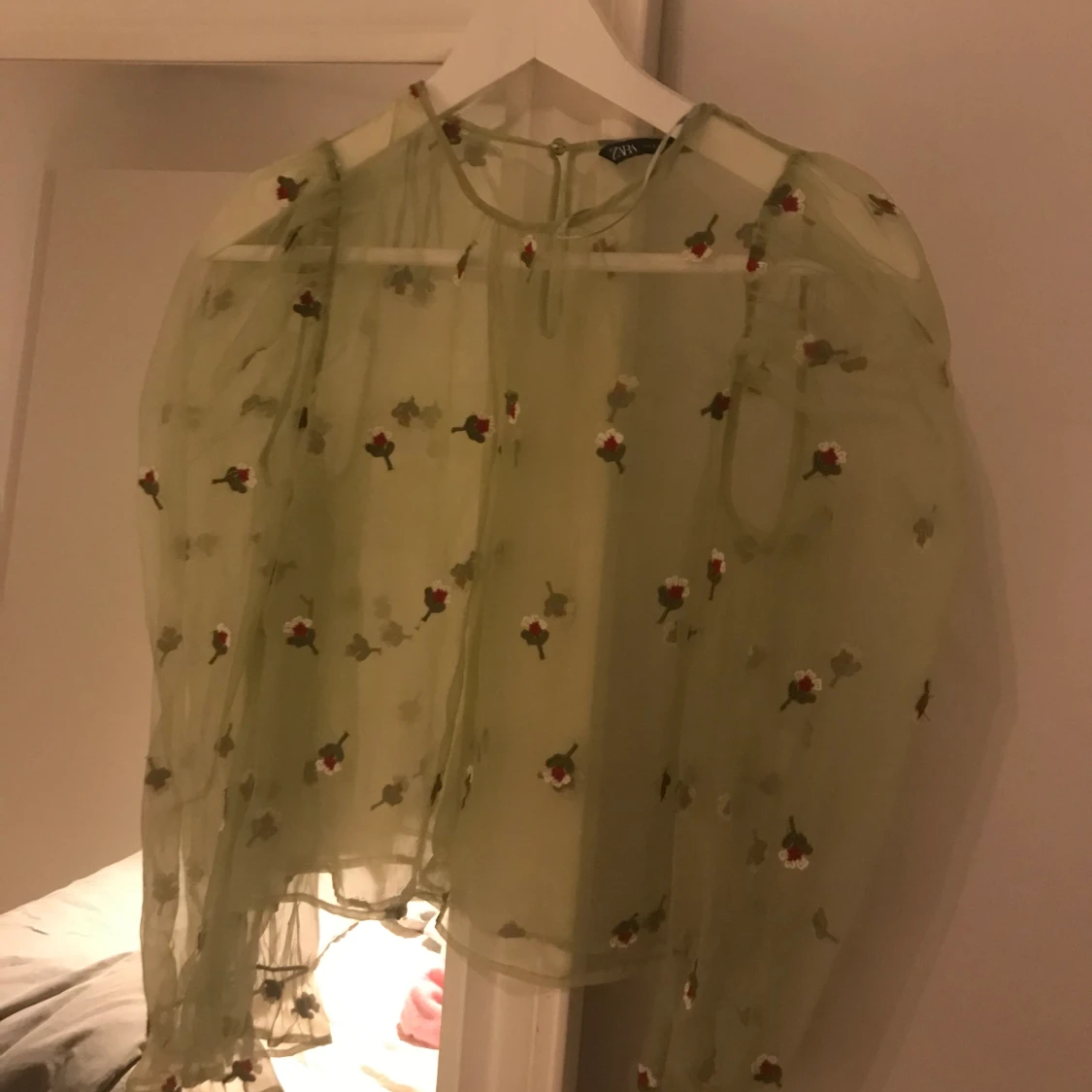 Genomskinlig grön blus