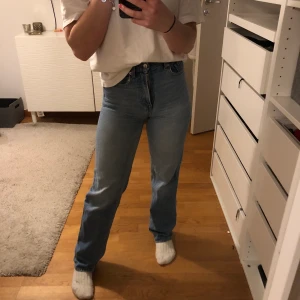 Raka blåa jeans från HM - Jag säljer dessa blåa jeans ifrån HM, då de börjat bli för små för mig. Buda i kommentarerna. Kan mötas upp i Stockholm city och buda via post.