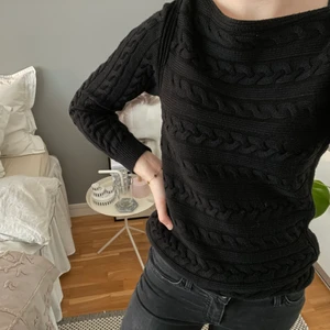 Ralph Lauren stickad tröja💕 - En svart, kabelstickad tröja från Ralph Lauren, i nyskick.