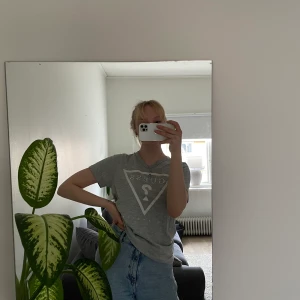 T-shirt från Guess - Superbekväm T-shirt från märket guess, köpt på en outlet mall i USA för några år sedan. Storlek XS men skulle även passa som storlek S. Köparen står för frakt 🌸