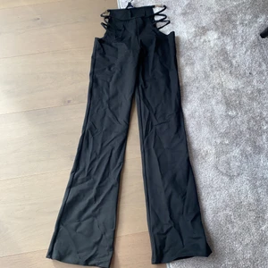 Snygga i.am.gia byxor! - Säljer mina trendiga byxor från I.Am.Gia! Anledning är för att jag kommer aldrig använda dom. Sitter skit snyggt på och får bra passform!