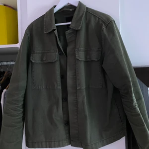 grön jeansjacka  - en grön jeansjacka som inte används längre 💕 är i mansstorlek och väldigt bra skick