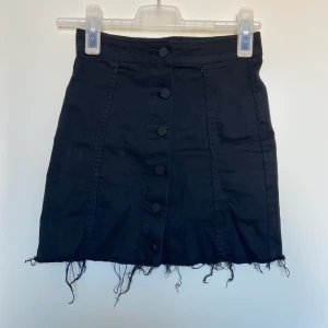 Gina Tricot Jeanskjol, strl 34 - Mycket fint skick. skriv vid intresse 