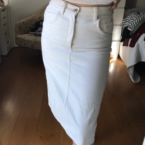 Jeanskjol - Lång vit jeanskjol från zara