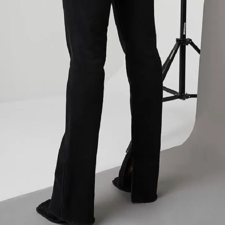Säljer dessa sjukt snygga jeans från Hanna shönberg! Tagna bilder från nakds hemsida . Jeans & Byxor.