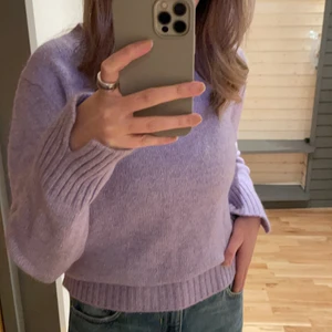 Stickad tröja Massimo dutti  - Säljer denna stickade tröja från Massimo dutti  i en superfin lila färg, älskar perosnligen detaljen på armarna! Säljaren står för frakten o buda i kommentarerna💕