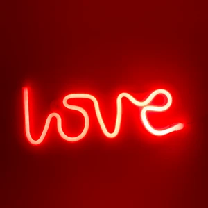 Lysande ”lovelampa” - Jag säljer min jättefina lampa som lyser i rött och det står ”love” Jag säljer den för 75 men om flera är intresserade så tar jag även emot bud!