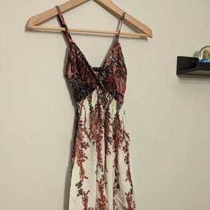 Långklänning - Långklänning från Thailand. En liten fläck på klänningen. Kan skicka närmare bild!