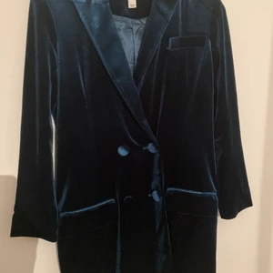 Blazer klänning  - Grön Blazer klänning i sammet , i storlek S . 