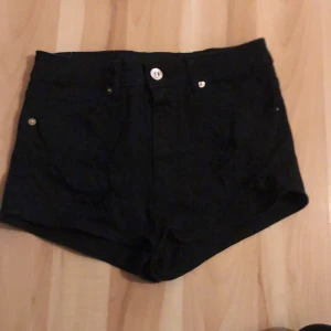 Jeans shorts  - Säljer ett par jeans shorts köpta för några år sedan få tal gånger använda storlek: 34 säljer för 150kr inklusive frakt 
