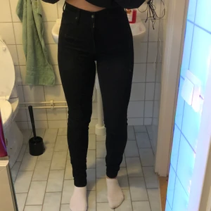 Levis mile high super skinny storlek 28  - Svarta skinny jeans från Levis med hög midja. 