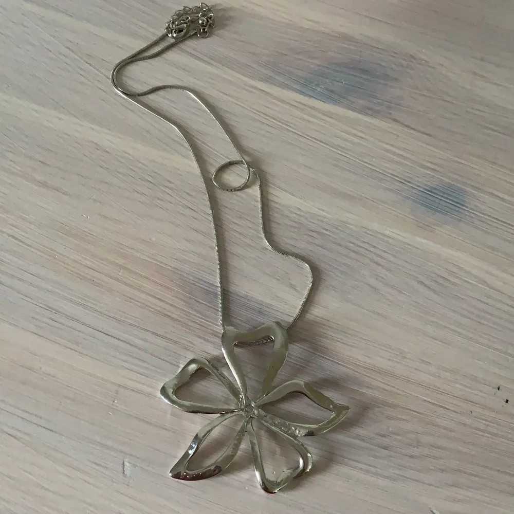 Superfint halsband med en blomma. Säljer pga aldrig använt.                                                                                      . Accessoarer.