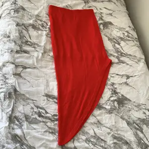 Röd Ribbad kjol med slits på ena sidan i jättefint skick köpt ifrån Gina tricot.