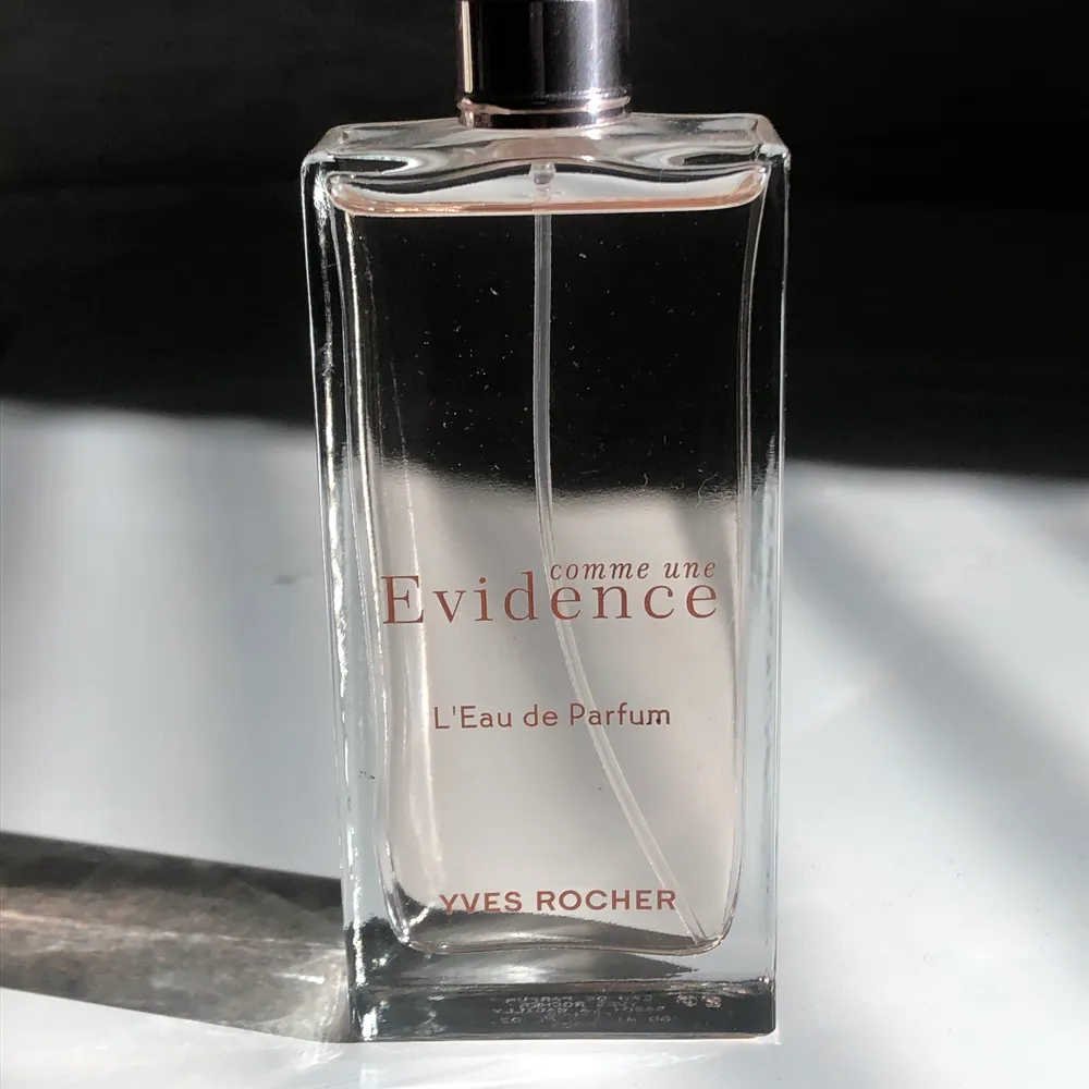 Evidence parfym från Yves rocher 50ml. Köpt för 429kr på Yves rochers hemsida. Använd 2-3 gånger. Frakt ingår i priset. Övrigt.