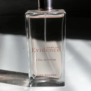Yves rocher parfym - Evidence parfym från Yves rocher 50ml. Köpt för 429kr på Yves rochers hemsida. Använd 2-3 gånger. Frakt ingår i priset