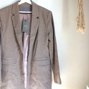 Helt ny oversized kavaj - Säljer min helt nya dösnygga oversized kavaj i st 40, då den inte riktigt passade mig. LIKNAR kavajen på sista bilden. Perfekt att ha tillsammans med en topp nu till våren, eller till fest!🤩 Köpte för 900kr säljer för 300kr