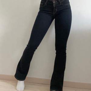 Lowrise Levis jeans, 715 Bootcut! Super snygga & behagliga då de även är stretchiga😍. Använda endast en gång & originalpris 1250! Köpta som mörkblå, men är textilfärgade i en aning mörkare nyans, då jag ville ha de mer mörkblå. Storlek 25!  