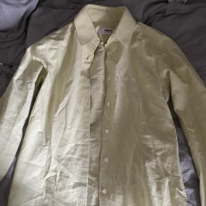 Skjorta från ströms - Jag står för frakt!! Jättefin skjorta från ströms (gul) i väldigt bra kvalité, nästan helt oanvänd, storlek 32, pris kan diskuteras