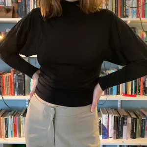 Svart tröja - En riktig favorit tröja, passar till allt och kan funka till både finare tillfällen eller bara som slapp skoloutfit😪😪