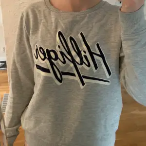 Skitsnygg sweatshirt från Tommy Hilfiger. Texten är mörkblå och i mjukt material. Kommer ej till användning längre därav säljer jag den. Hör gärna av dig om du har några frågor💙