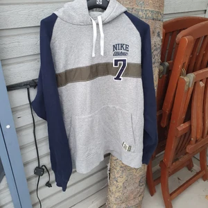 Nike Athletic hoodie tröja  - Säljer min vintage söt,  trending åkt Nike tröja somärutsåld. I mycket bra skick och sitter som över size. Passar till båda kön och finns fler bilder. Bud I kommenterna 