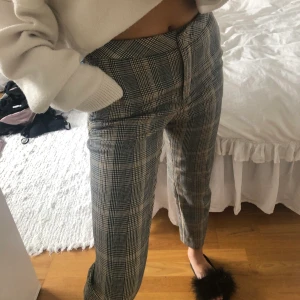 Rutiga kostymbyxor  - Schyssta kostymbyxor. Najs passform vid rumpa och midja. Lite kortare i modellen. Bra skick💕💕☺️