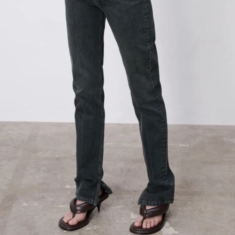 Jättefina, oanvända, mörkgråa split jeans från Zara! Långa i benen, slim fit med en slits nedtill. Jeans & Byxor.