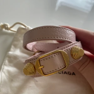 Balenciaga armband - Finaste rosa Balenciaga armbandet i toppskick då det knappt är använt!! Lägger ut igen då den som vann budgivning slutade svara. Dustbag och äkthetsbevis medföljer⚡️⚡️ 1000 kr först till kvarn💕
