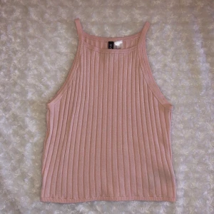 Ljusrosa linne - Superfint ljusrosa linne som tyvärr blivit för litet💞 Sitter annars bekvämt och är ribbat☺️