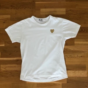 CDG T-SHIRT!! 🌱🌱 - Säljer denna riktigt snygga CDG t-shirten, riktigt najs till sommaren. Tröjan är i bra skick, använd men har fortfarande mycket kvar att ge. T-shirten är storlek M men är snarare en S. Tveka inte att höra av dig om du undrar något!! ✌🏻📀💫
