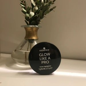 Essence  - glow like a PRO, ifrån essence. 20kr🥰