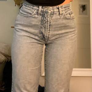 Super fina Versace jeans. På bilden ser de väldigt gråa ut men de är ljusblåa. Jeansen passar för någon som är runt 170. säljer eftersom dom tyvärr är lite för små för mig. Hör av dig om du vill ha fler bilder eller om du undrar något💕