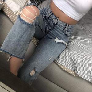 Ljusa jeans med hål från bikbok  Storlek : xs Pris: köpte för 600kr och använt 2 gånger, pris nu 150kr