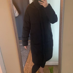 Trendig längre jacka - Snygg jacka knappt använd! Möter upp i centrala Stockholm. Hojta för fler bilder!