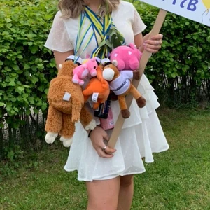 Klänning - Superfin vit klänning från Gina som passar till studenten!🎊  Den är i storlek 32 och går en bit över knäna på mig som är 157. Endast använd en gång och är i bra skick. Aningen genomskinlig vid brösten men med hudfärgad bh syns de inte. Bandet i midjan kan man ta bort💓 Köparen står för frakt! 