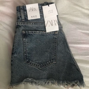 Jeansshorts zara - Helt nya och oanvända i storlek 34. De är blåa och har små slitningar.
