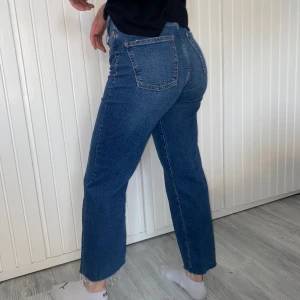 Raka jeans strl S - Blåa jeans för lite kortare