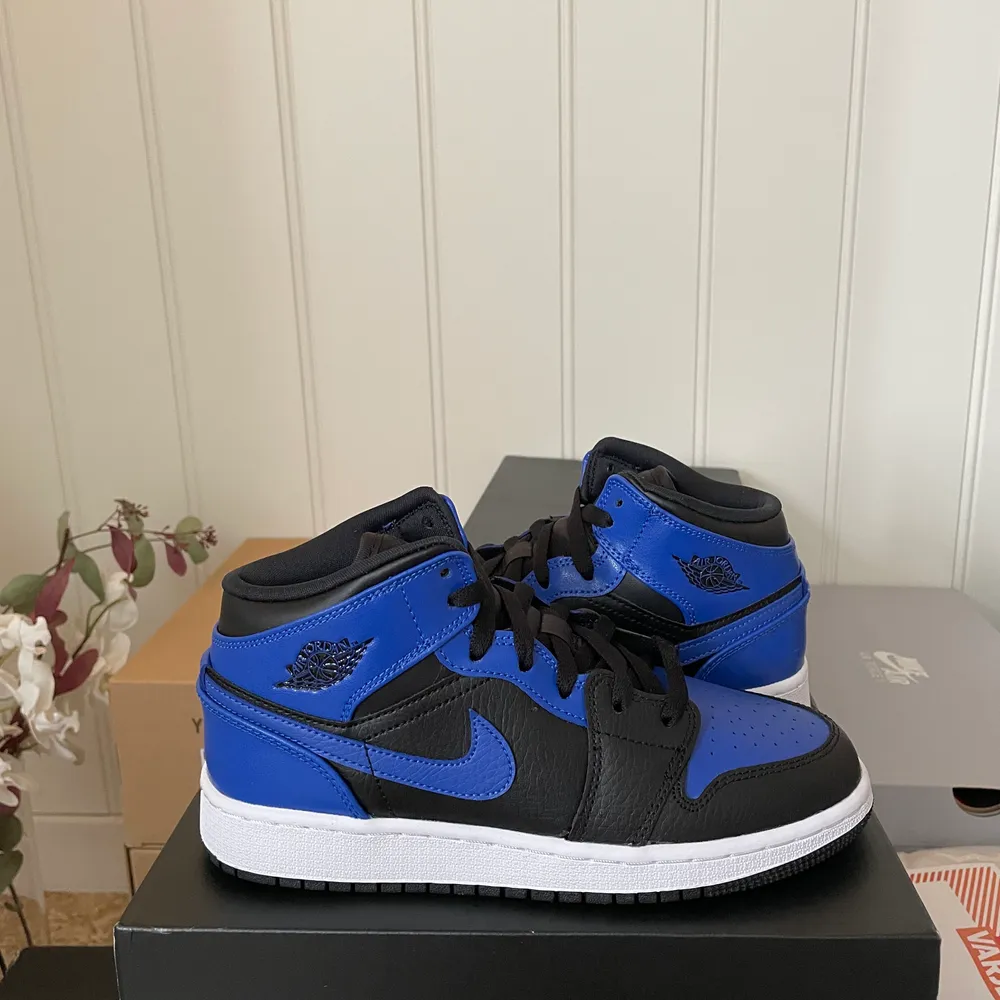 Jordan 1 mid ” royal ”, Finns i dessa storlekar: 37.5 - 38 - 38.5 X2 / Helt nya och oanvönda. Skickas snabb och spårbar. Undrar ni över något? Skriv så svarar jag så fort jag kan 🙂. Skor.