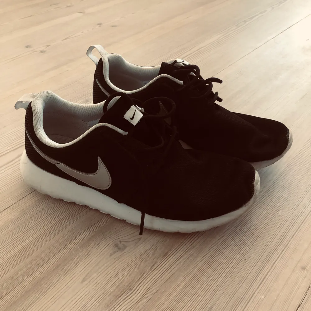 Sparsamt använda Nike Roshe run skor säljes pga fel storlek.. Skor.
